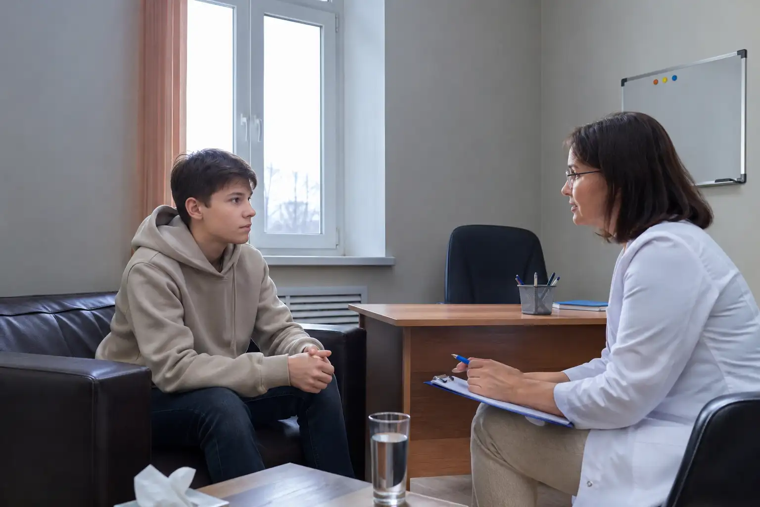 Специалист консультирует пациента по теме лечения игромании